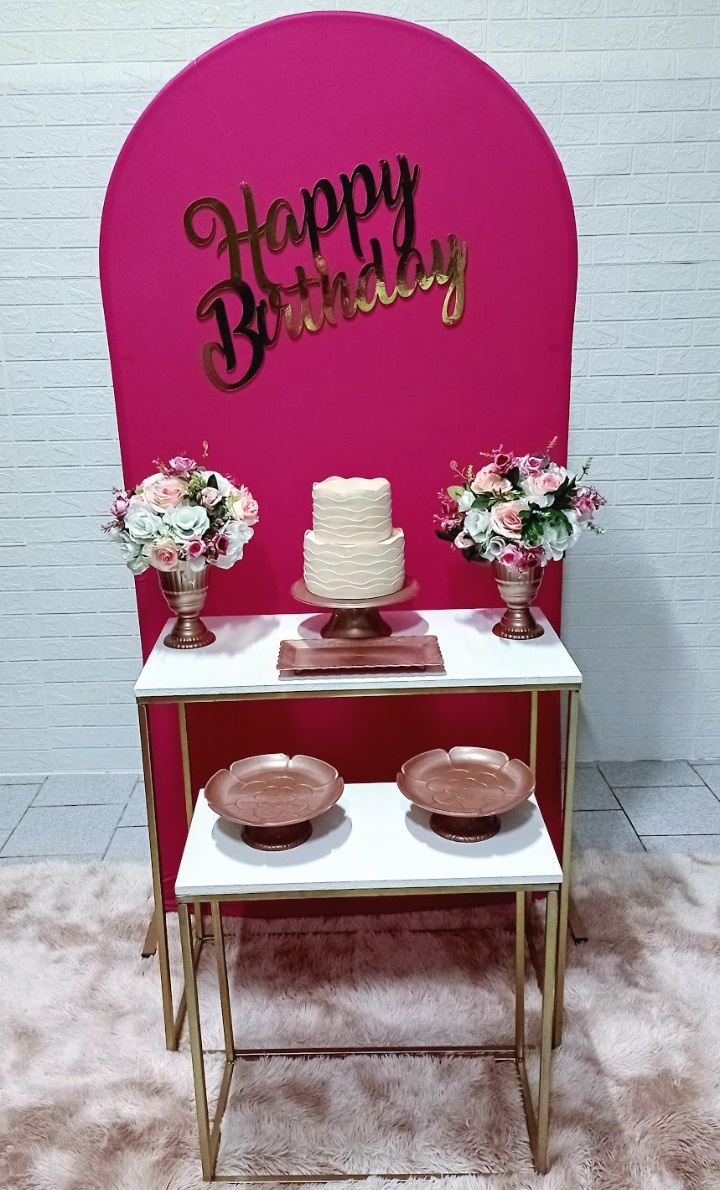 Kit Painel Romano Pink/Rose + 2 Mesas Retangulares - Cassia Decore e Celebre