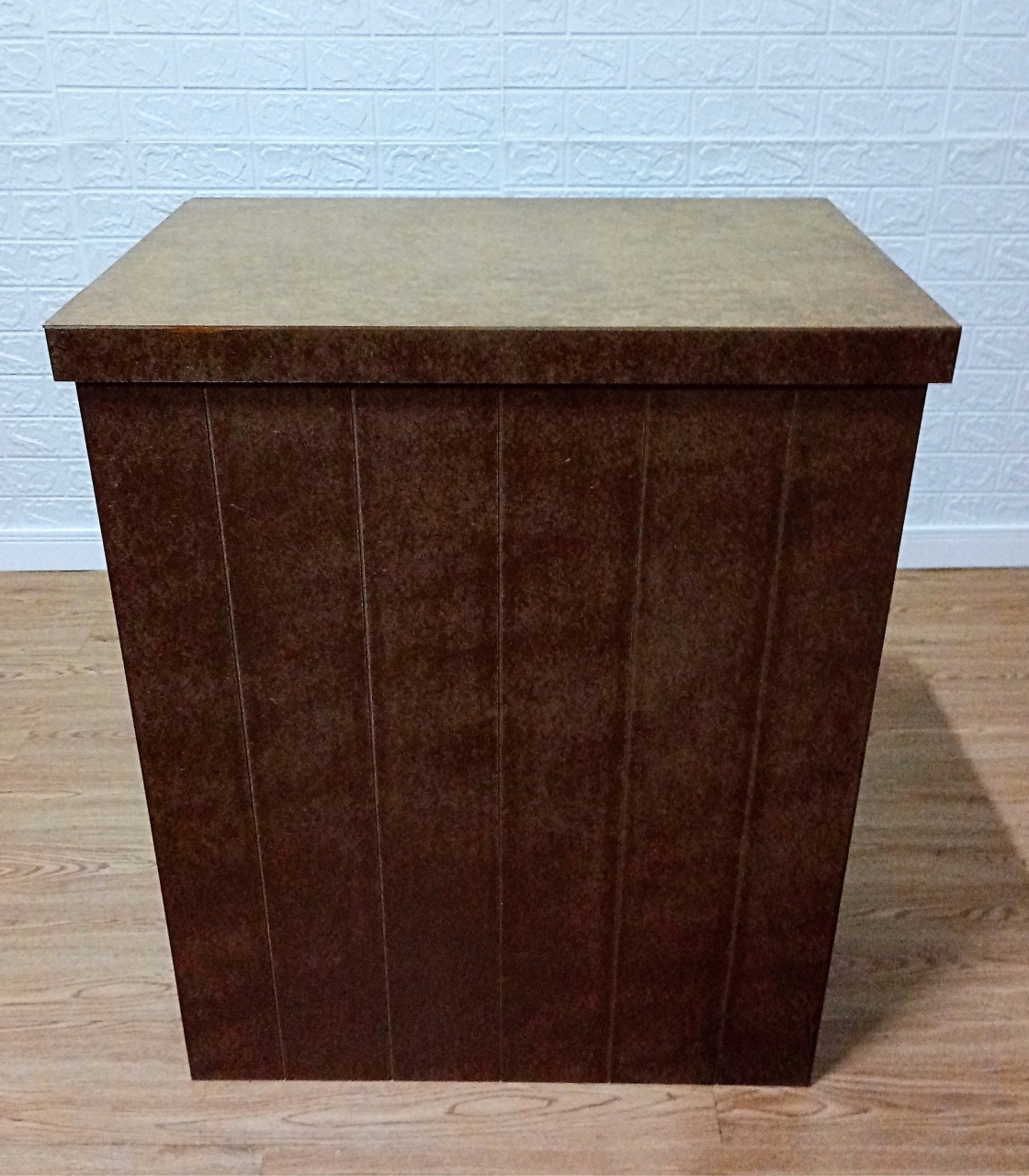 Cômoda Fake Frisada M Marrom Mdf (L: 43, C:64, A:80) - Cassia Decore e Celebre