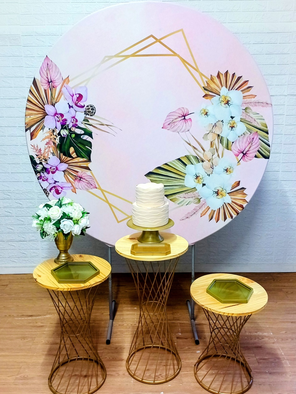 Kit Painel Redondo Flores Brancas E Mesas Trançadas 2 - Cassia Decore e Celebre