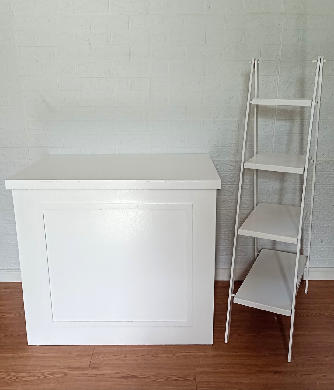 Cômoda Fake Boiserie G Branca Mdf+ Escada Branca Mdf - Cassia Decore e Celebre
