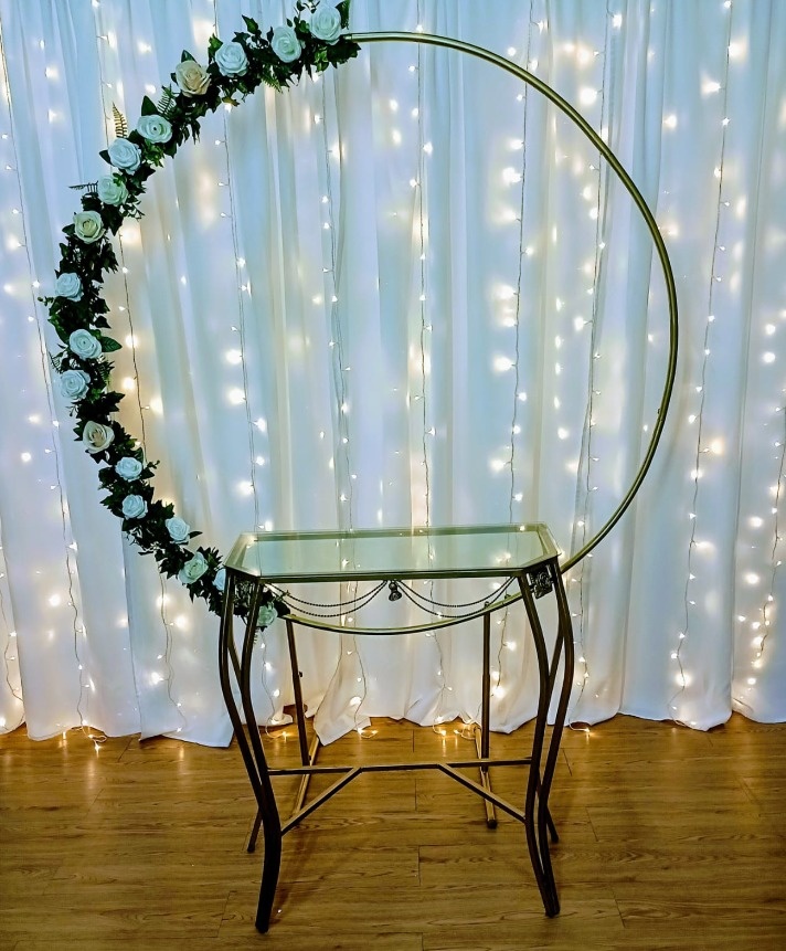  Kit Cortina Oxford Branca+ Luz Led Amarela+Suporte de Ferro 3 X 3  Com Suporte Painel Redondo Com Flores E Aparador de Ferro - Cassia Decore e Celebre