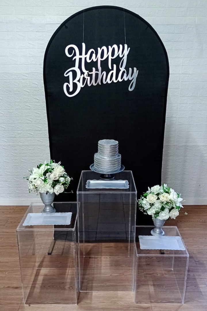 Kit Painel Romano Preto E Mesas Quadradas de Acrílico - Cassia Decore e Celebre