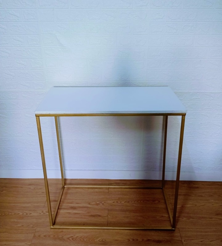  Mesa de Ferro Dourado Com Tampo de Madeira Branca - Cassia Decore e Celebre