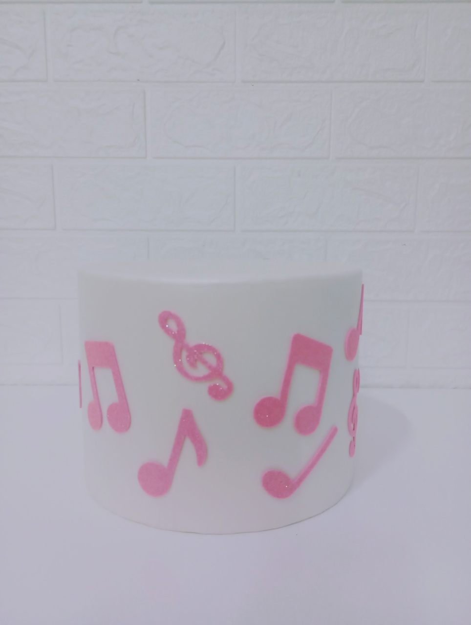 Bolo Fake Musical Branco E Rosa 01 Andar - Cassia Decore e Celebre