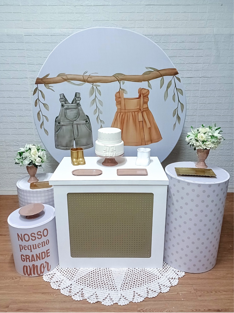 Chá Revelação Roupinhas, Capas de Cilindros Personalizadas - Kit Promocional C/ Painel Redondo - Cassia Decore e Celebre