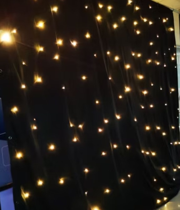  Kit Cortina Oxford Preta + Luz Led Amarela +Suporte de Ferro 3X3   - Cassia Decore e Celebre