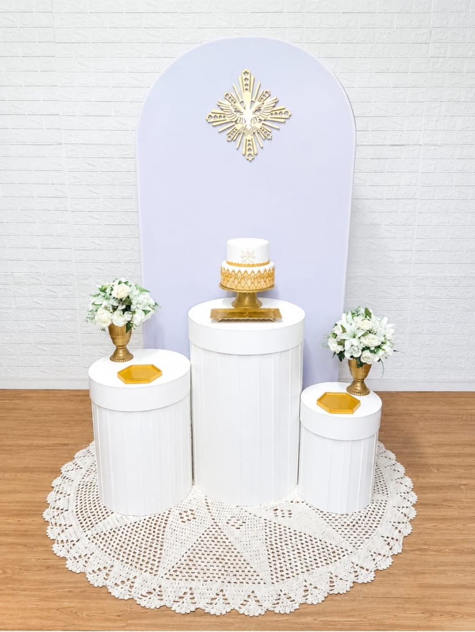 Kit Batizado Painel Romano Com Cilindros Ripados 1 Com Peças de Acrilico - Cassia Decore e Celebre