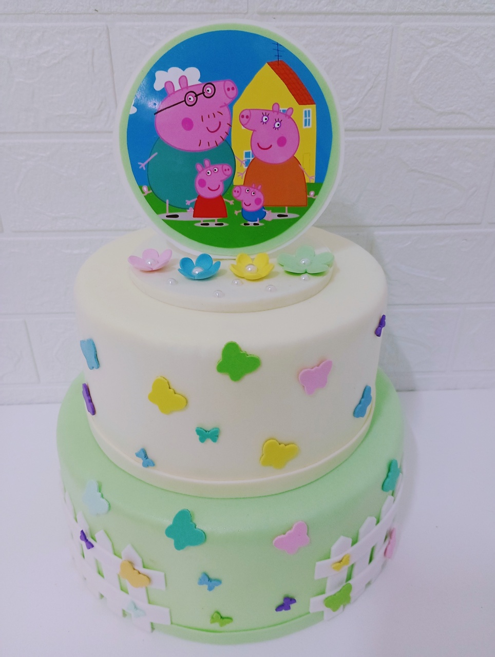 Bolo Fake Borboletas Amarela E Verde Candy Peppa Pig 02 Andares - Cassia Decore e Celebre