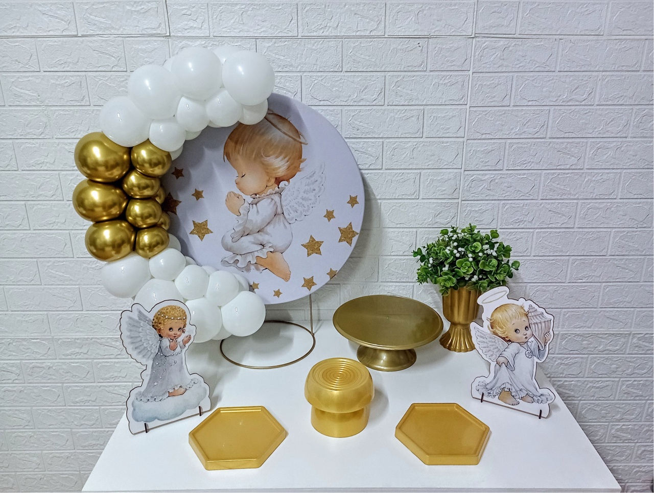 Kit Mini Festa Na Mesa Batizado Com Balões Brancos E Dourados 2 - Cassia Decore e Celebre