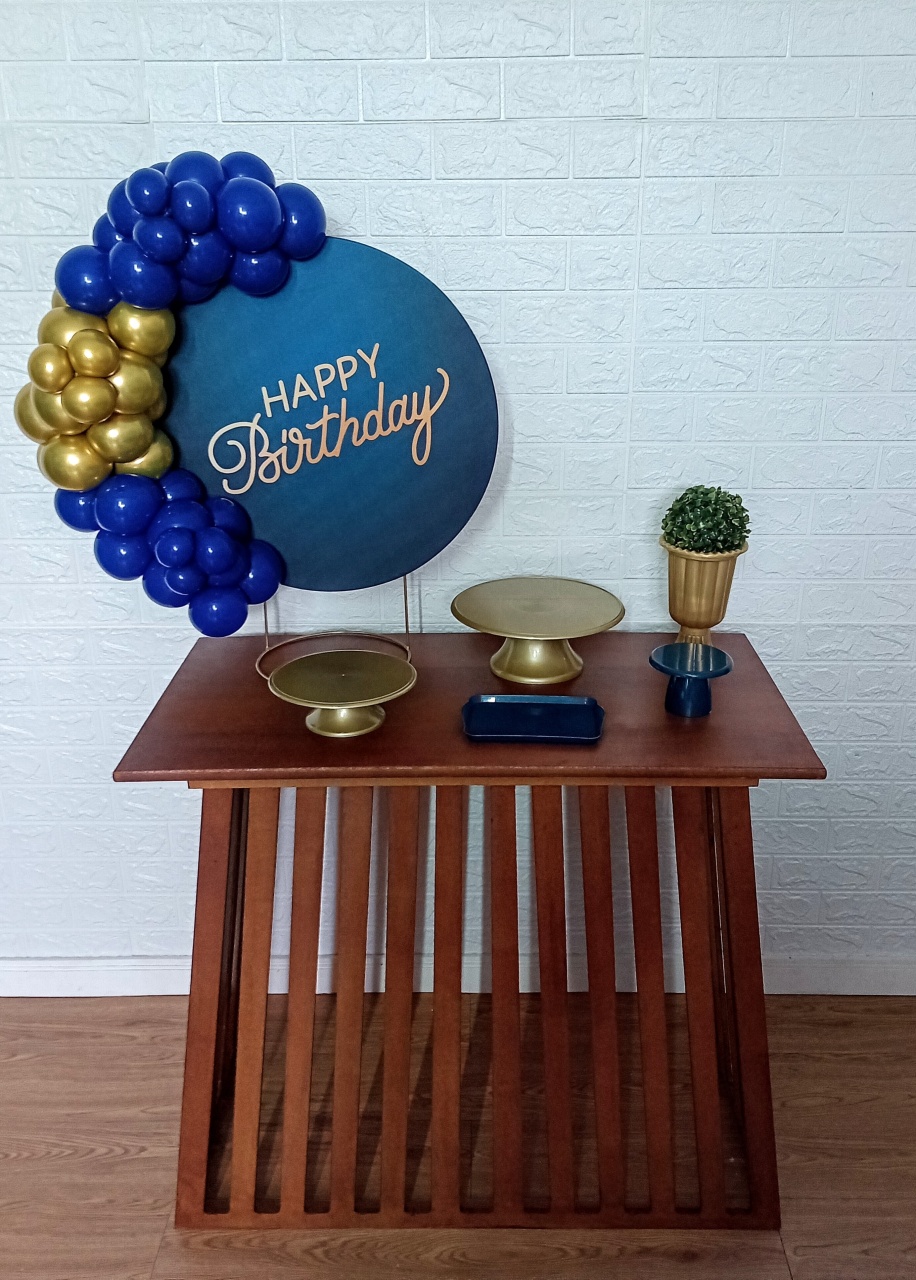 Kit Mini Festa Na Mesa Happy Birthday Fundo Azul Escrita Dourada + Mesa Ripada - Cassia Decore e Celebre