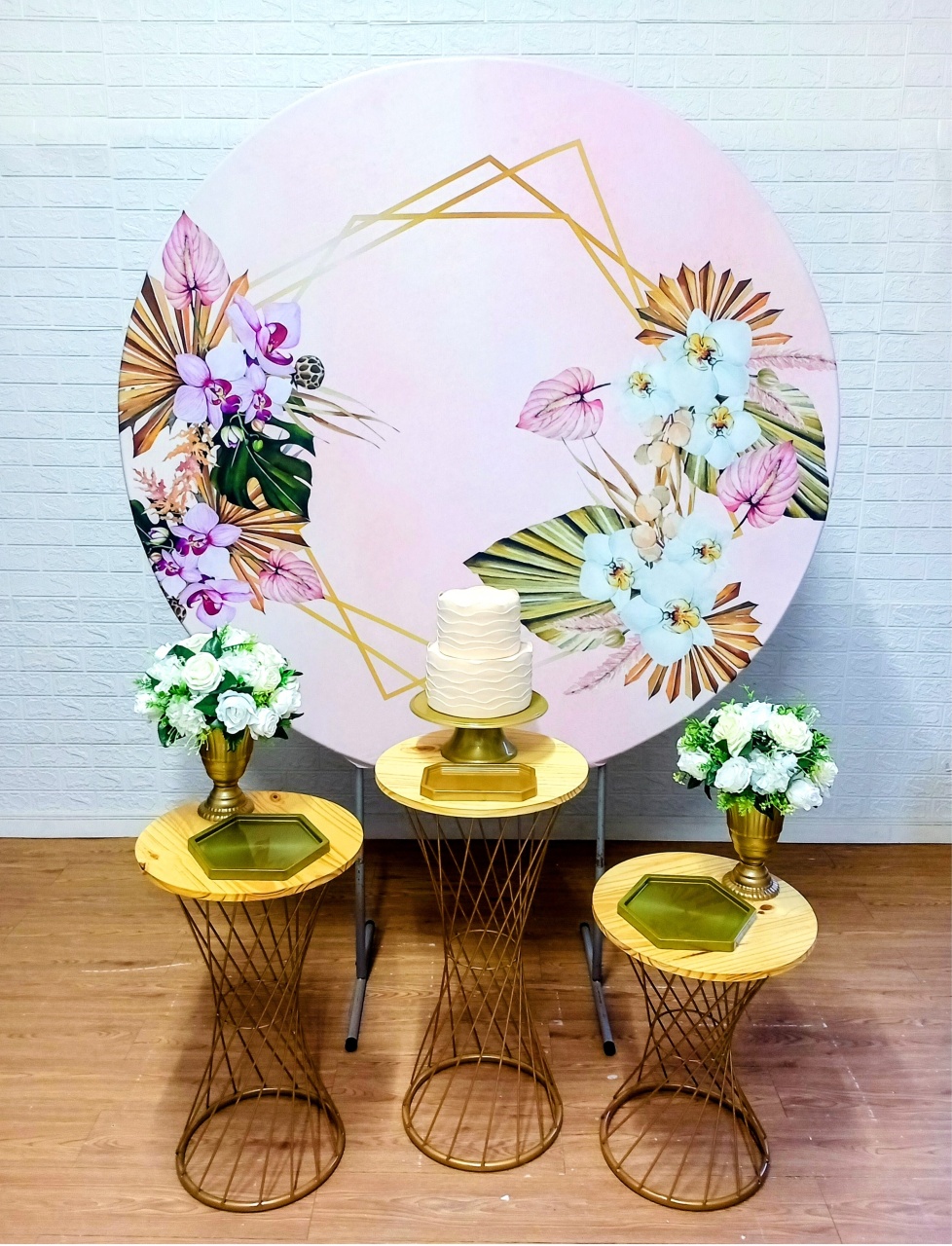 Kit Painel Redondo Flores Brancas E Mesas Trançadas 1 - Cassia Decore e Celebre
