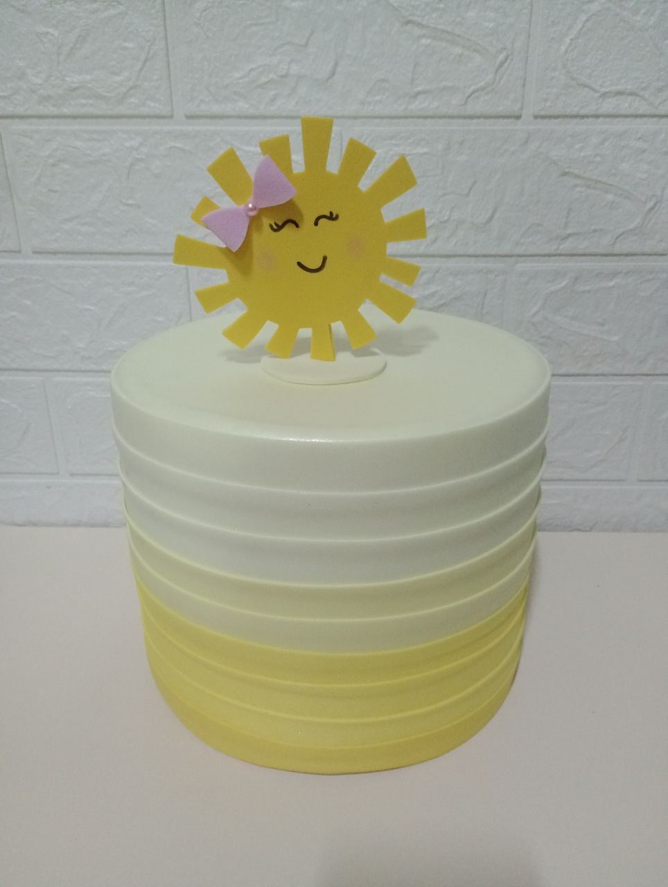 Bolo Fake Raio de Sol Amarelo 3 Tons 1 Andar  - Cassia Decore e Celebre