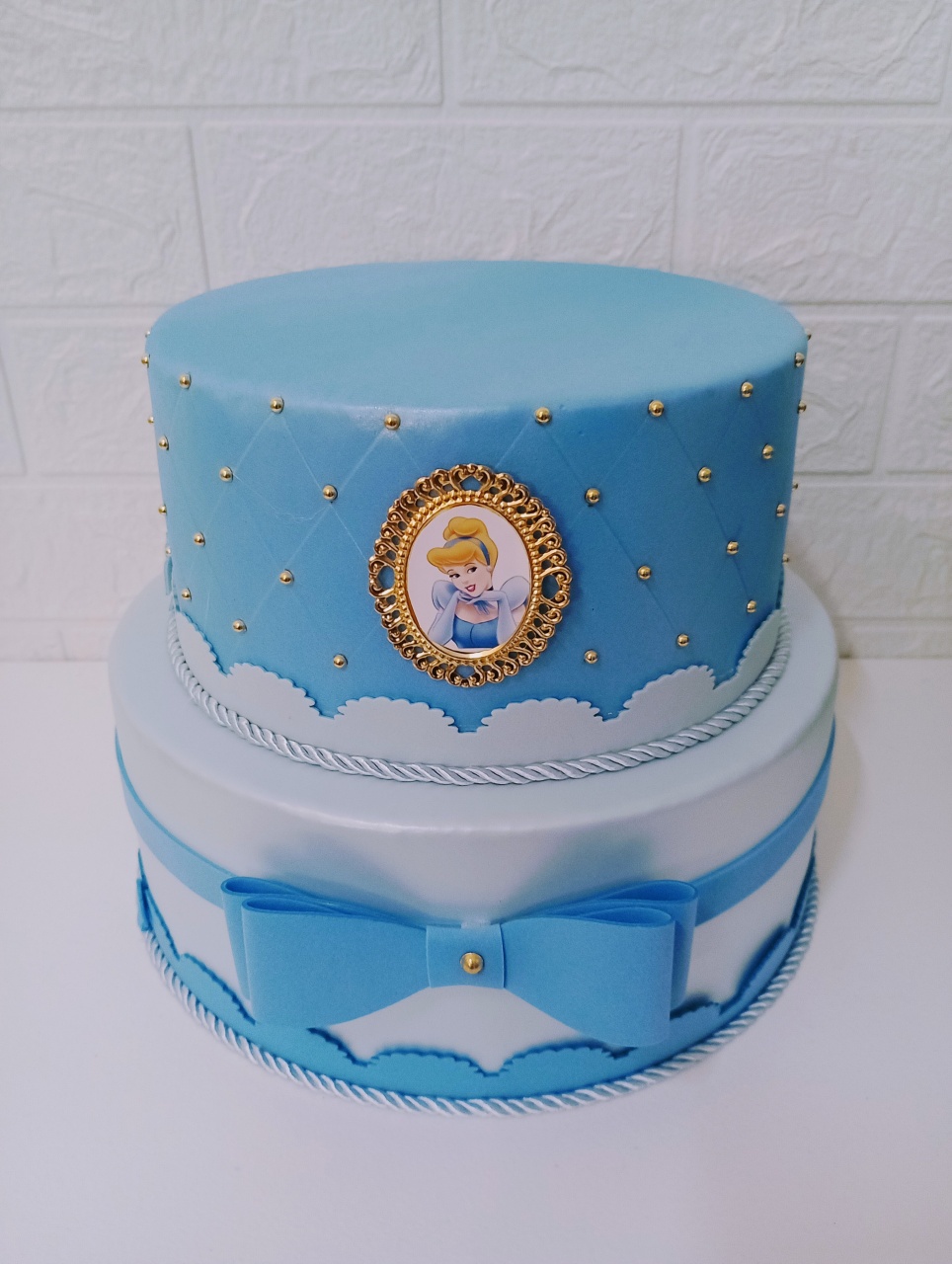 Bolo Fake Cinderela 2 Andares - Cassia Decore e Celebre