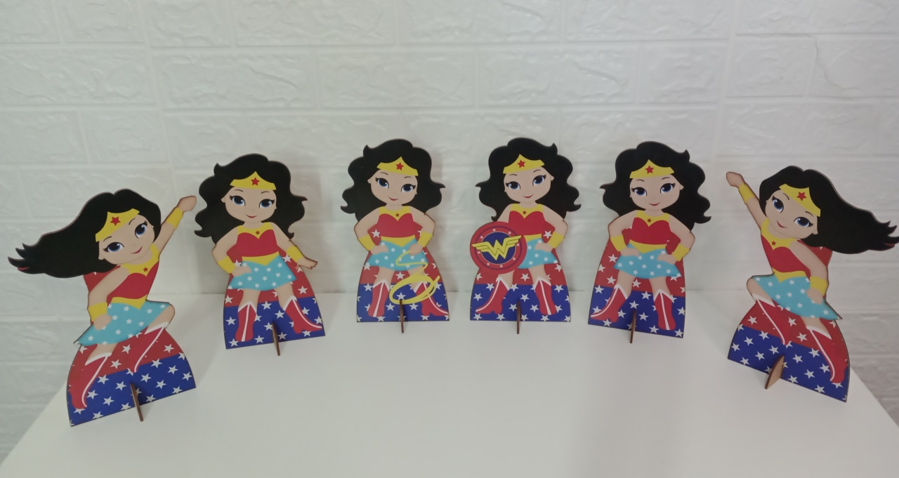 Kit Displays Mulher Maravilha Cute Mdf C/ 6 Unidades - Cassia Decore e Celebre
