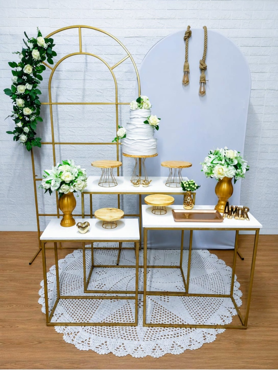 Kit Painel Janela, Painel Romano, Trio de Mesas Retangulares Com Peças de Ferro E Cerâmica 2 - Cassia Decore e Celebre