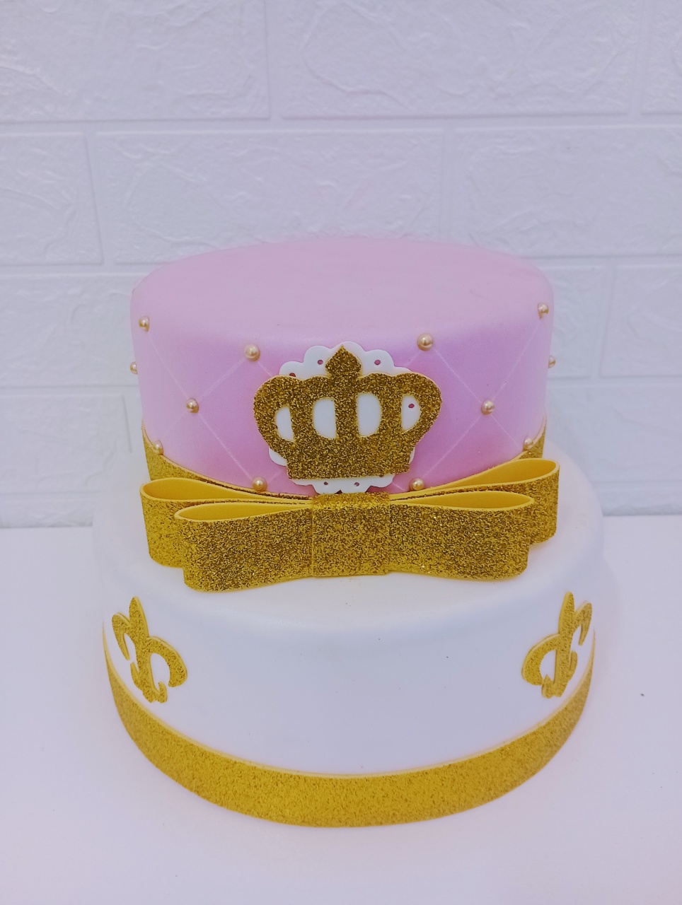 Bolo Fake Realeza Rosa E Branco 2 Andares - Cassia Decore e Celebre