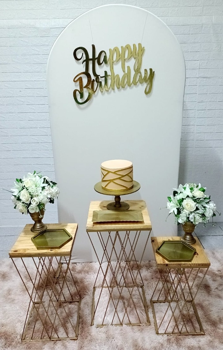 Kit Painel Romano Off-White+ Mesas Treliça de Ferro - Cassia Decore e Celebre