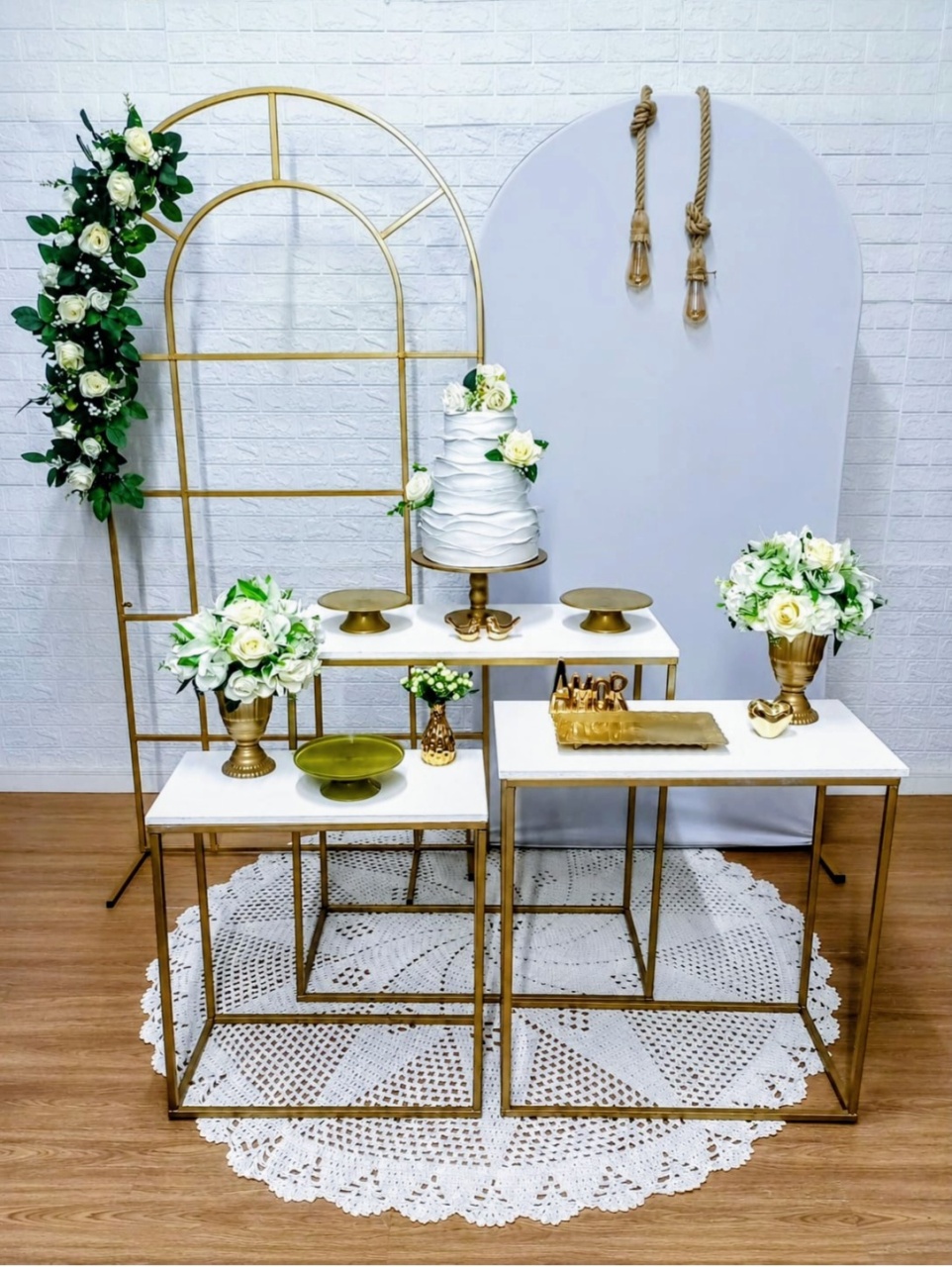 Kit Painel Janela, Painel Romano, Trio de Mesas Retangulares Com Peças de Acrílico 3 - Cassia Decore e Celebre