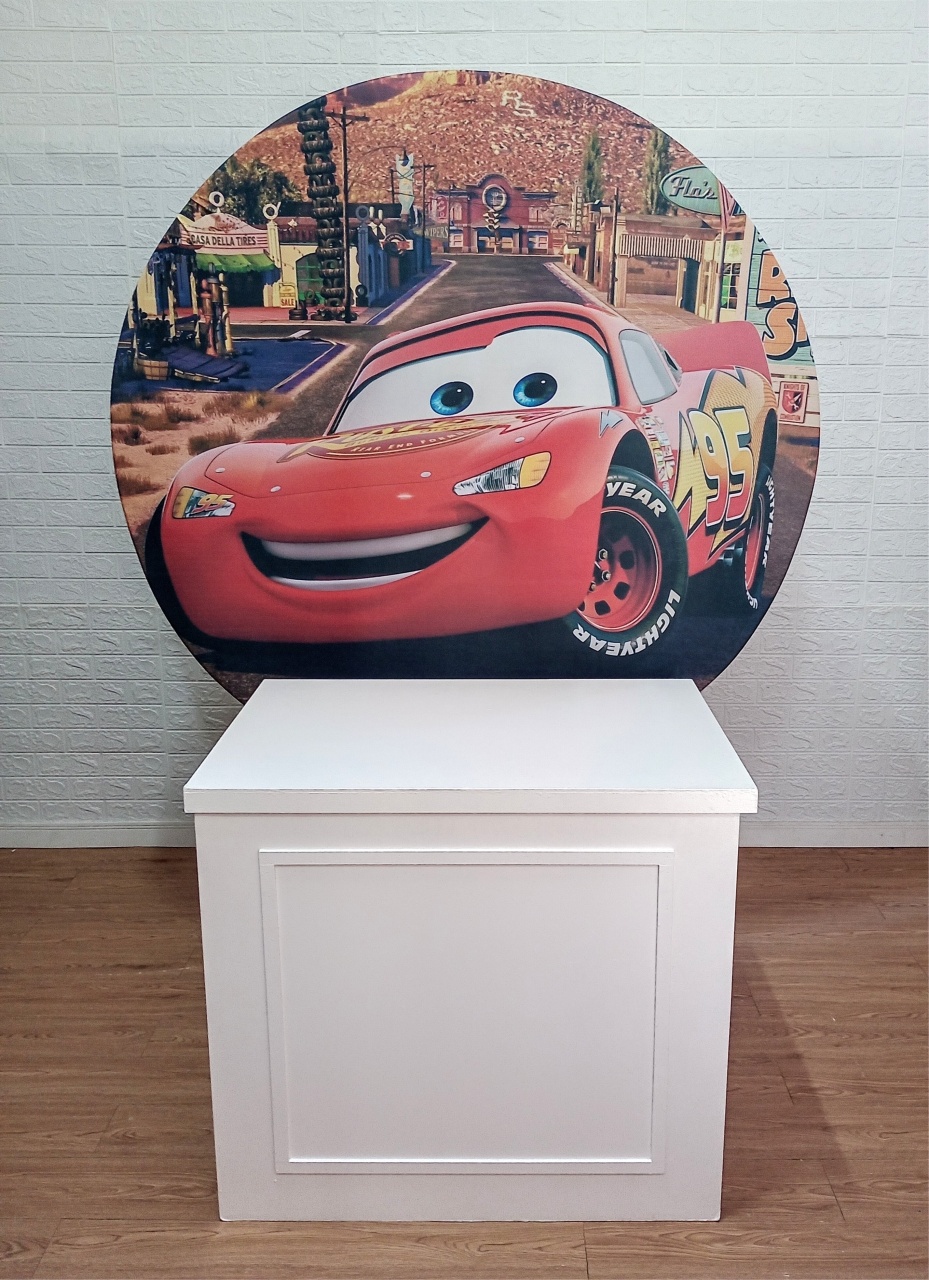 Cômoda Fake Boiserie G Branca Mdf + Suporte Painel E Capa Relâmpago Mcqueen Carros 1,50 M - Cassia Decore e Celebre