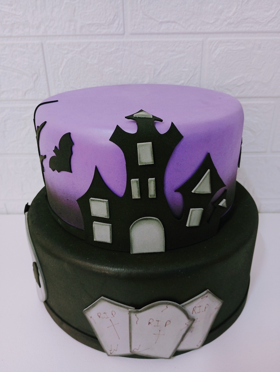Bolo Fake Halloween /Wandinha 02 Andares - Cassia Decore e Celebre