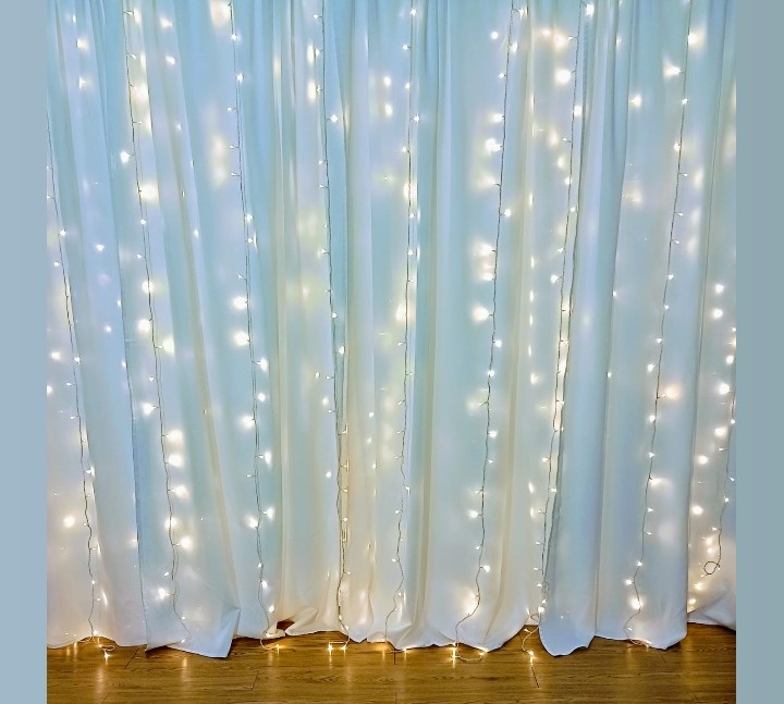  Kit Cortina Oxford Branca+ Luz Led Amarela+Suporte de Ferro 3 X 3 - Cassia Decore e Celebre