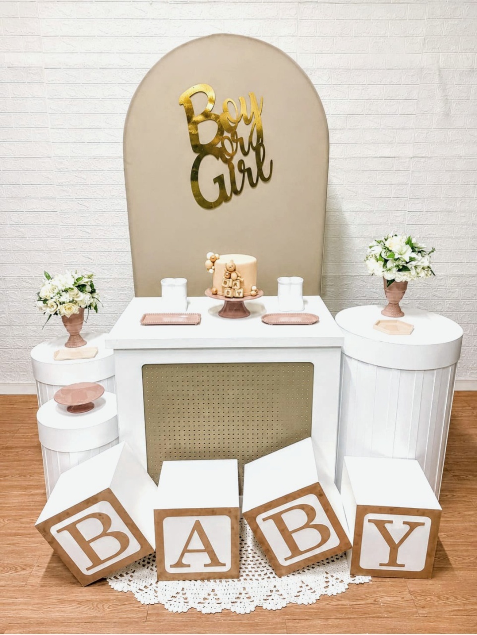 Kit Chá Revelação 1 Painel Romano, 1 Cômoda E Cilindros Ripados - Cassia Decore e Celebre