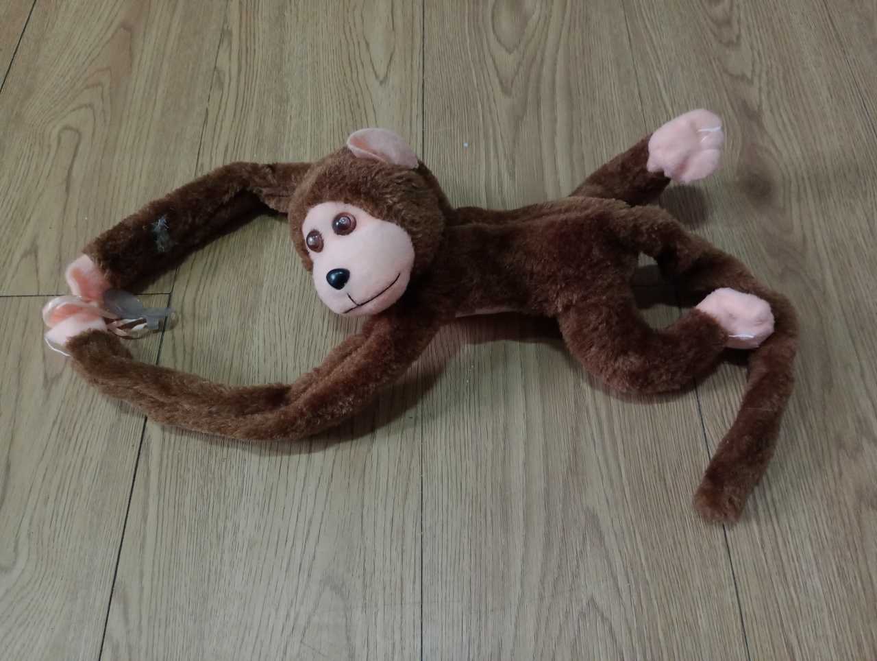 Macaco Pelúcia Marrom Flexível Tamanho Total 60 Cm, Cabeça Ao Pé 22 Cm - Cassia Decore e Celebre
