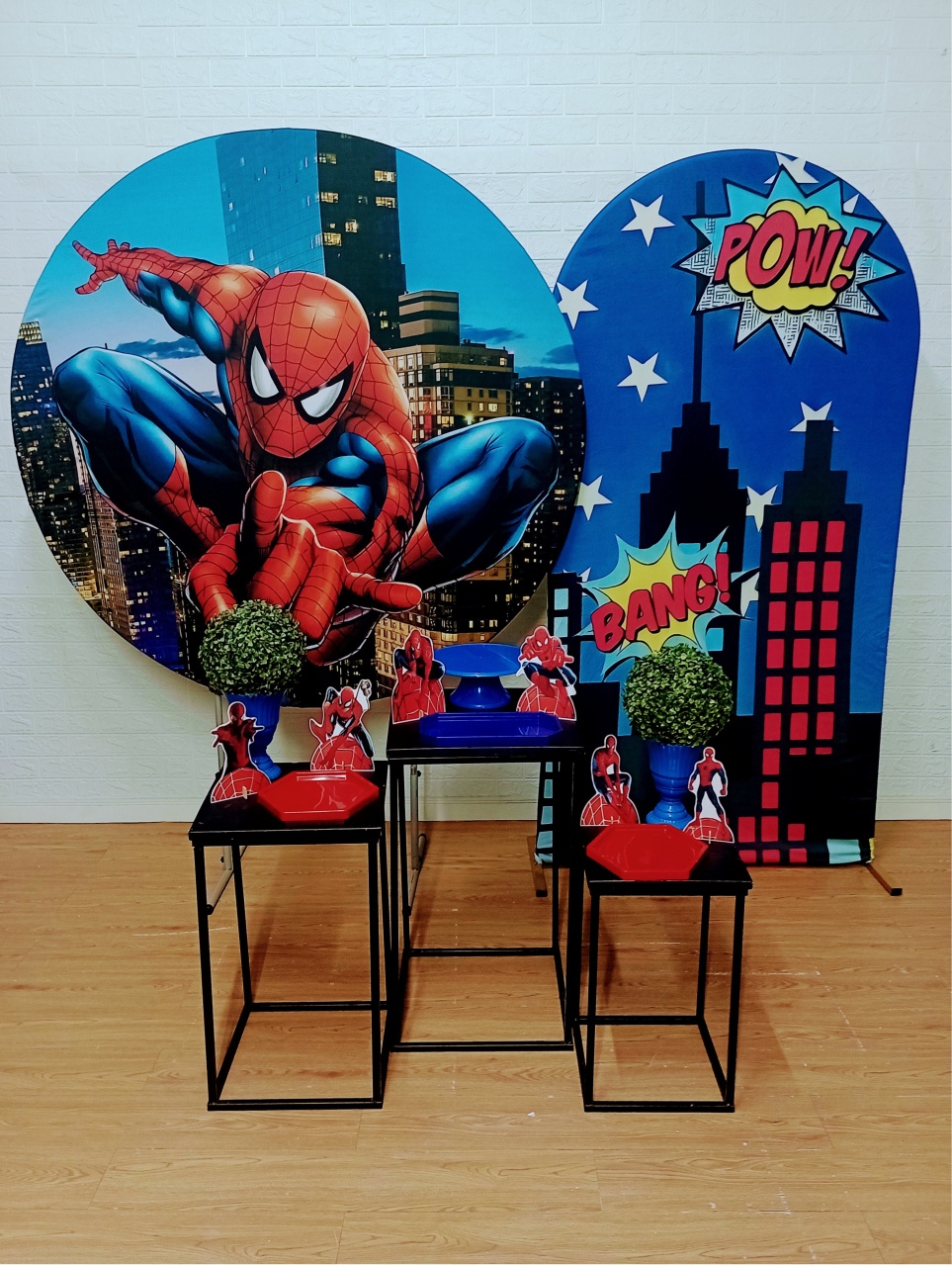 Kit Homem Aranha Com Mesas de Ferro Pretas E Painel Romano - Cassia Decore e Celebre