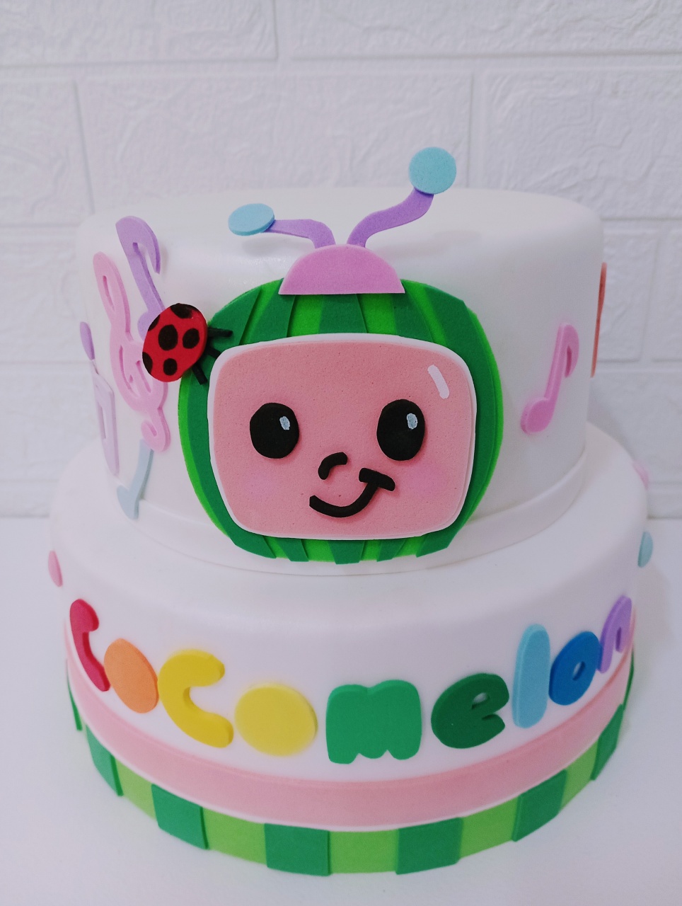 Bolo Fake Cocomelon 02 Andares - Cassia Decore e Celebre