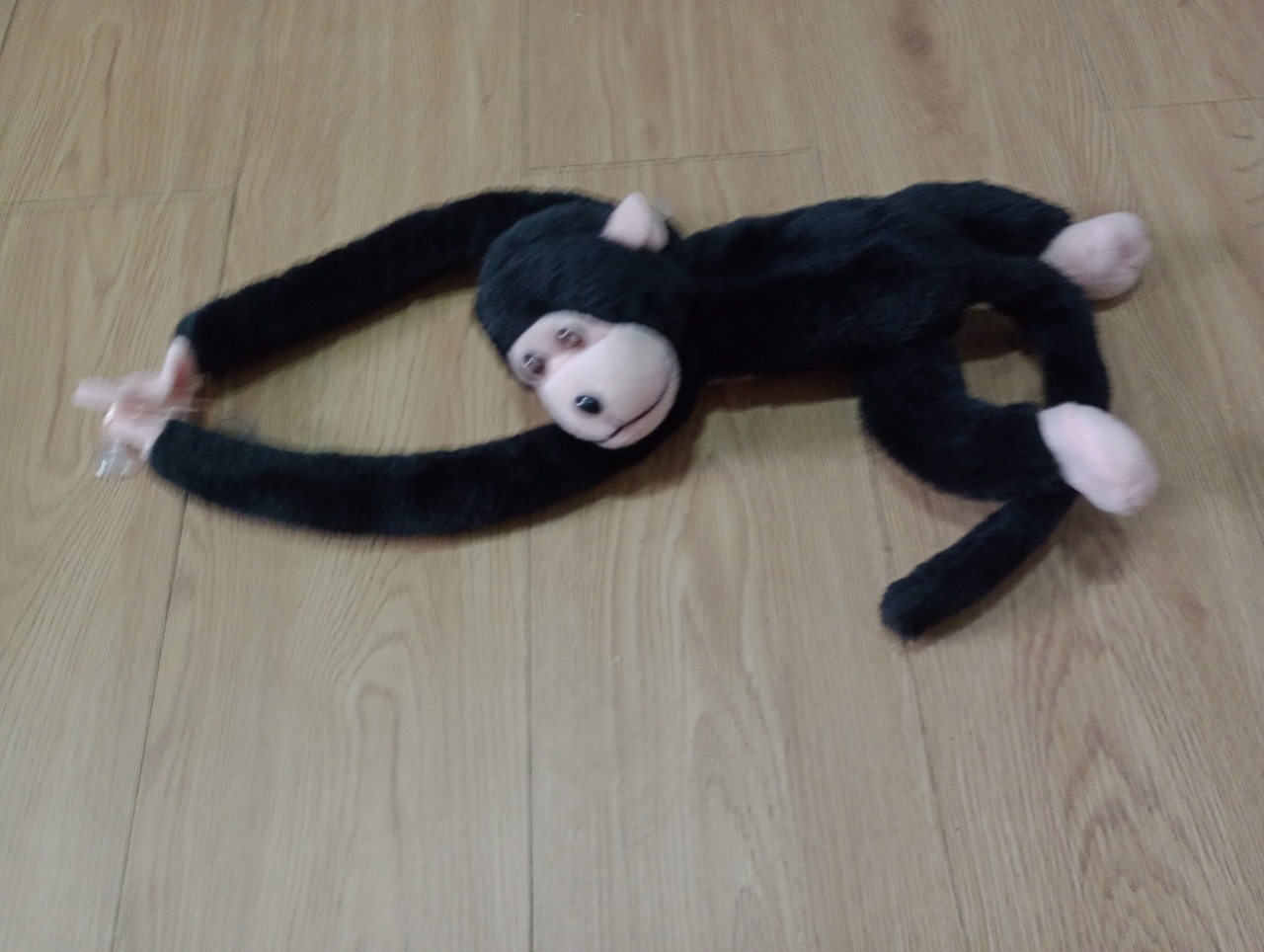 Macaco Pelúcia Preto Flexível Tamanho Total 60 Cm Cabeça Ao Pé 22 Cm - Cassia Decore e Celebre