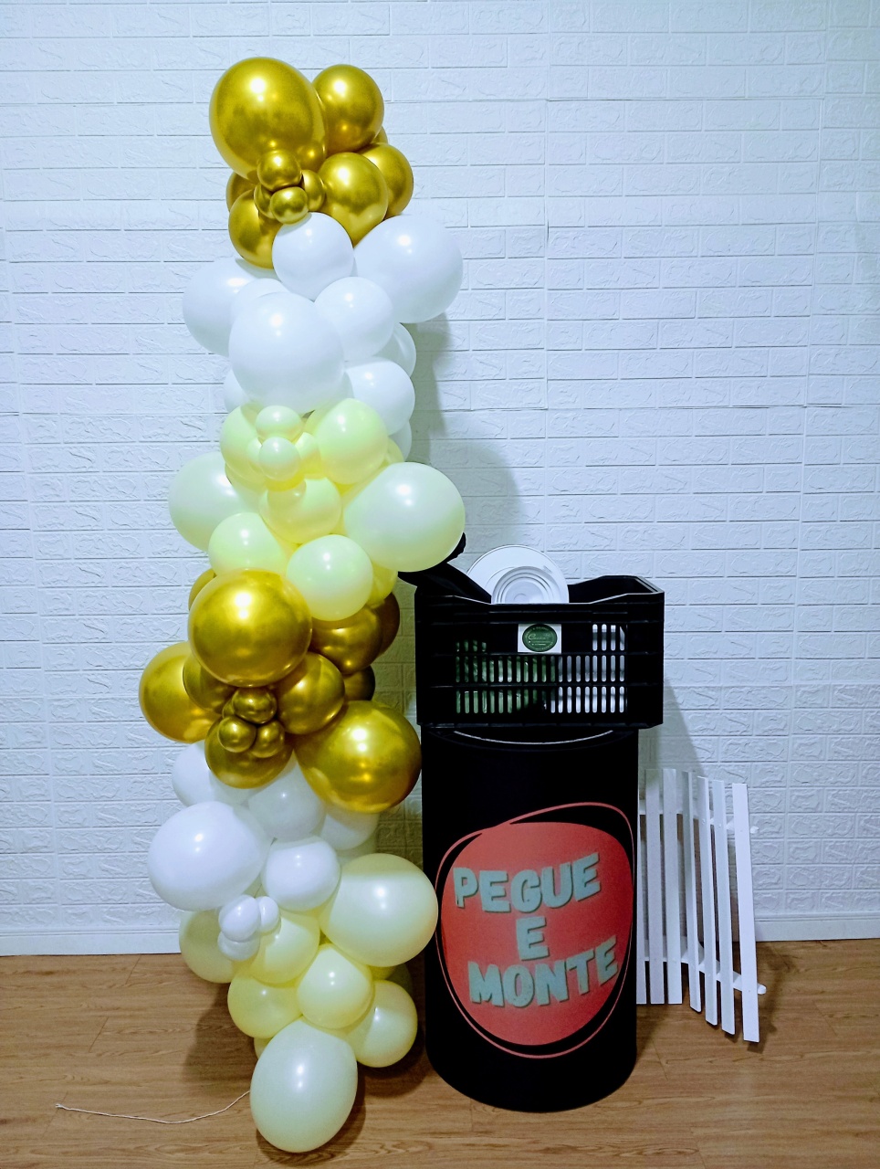 Arco de Balões Orgânicos Delivery 2,20 Metros: 1 Cor Dourada E 2 Cores Tradicionais - Cassia Decore e Celebre