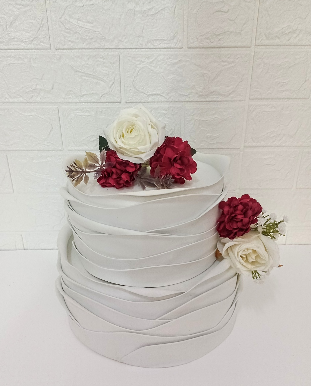 Bolo Fake Branco 02 Andares Com Flores  - Cassia Decore e Celebre