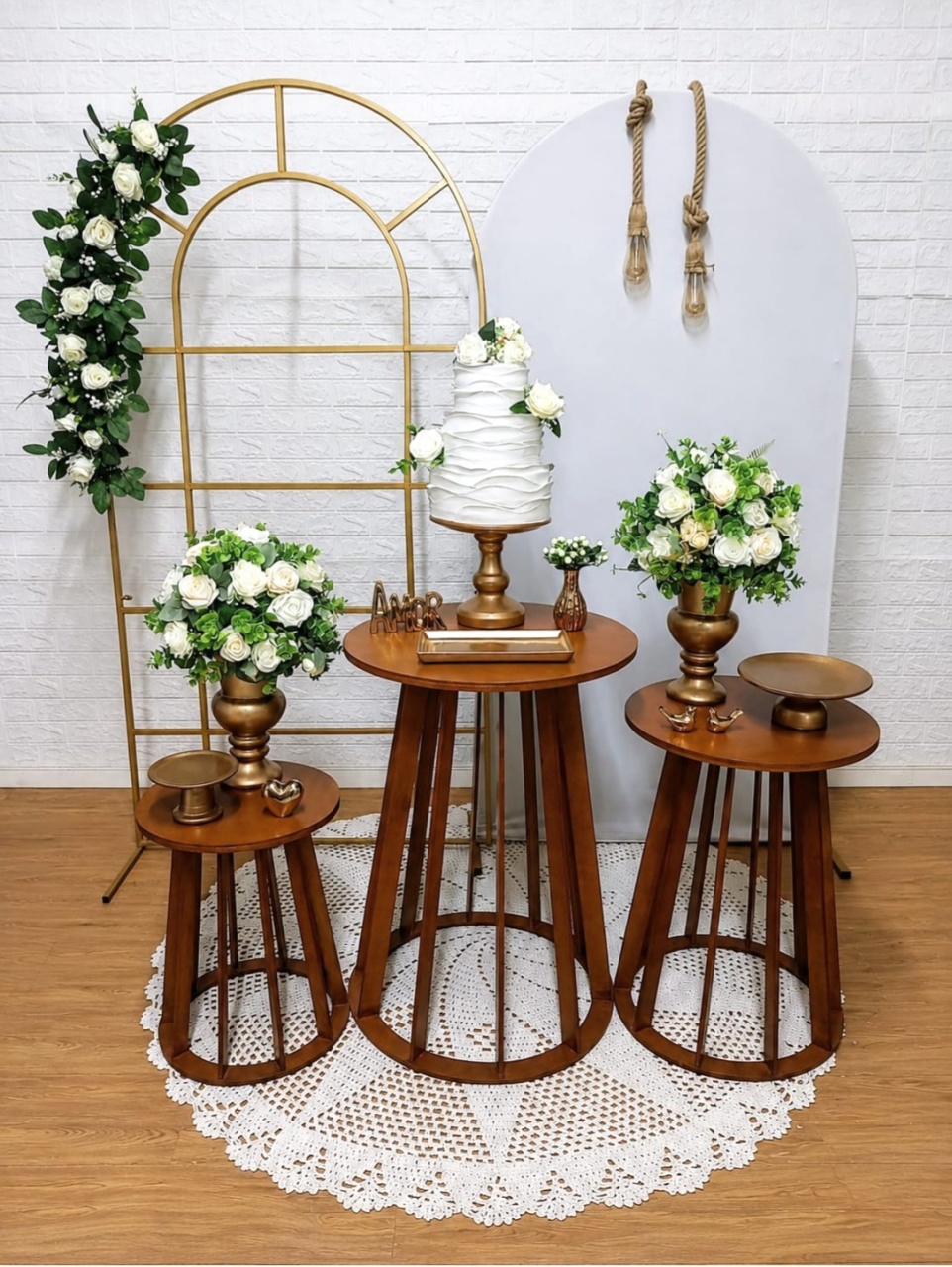 Kit Painel Janela, Painel Romano, Trio de Mesas Ripadas Com Peças de Cerâmica 1 - Cassia Decore e Celebre