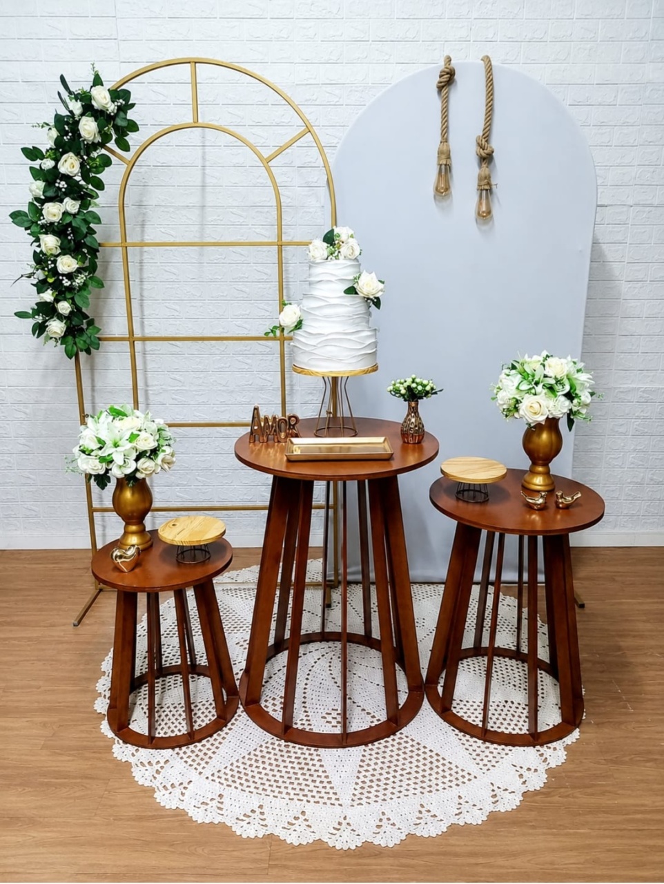 Kit Painel Janela, Painel Romano, Trio de Mesas Ripadas Com Peças de Ferro 2 - Cassia Decore e Celebre