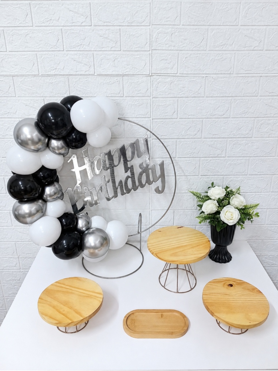 Kit Mini Festa Na Mesa Com Letreiro Happy Birthday Prata (Com 2 Cores de Balões Tradicionais E 1 Metalizada) Preto, Brancoe Prata - Cassia Decore e Celebre