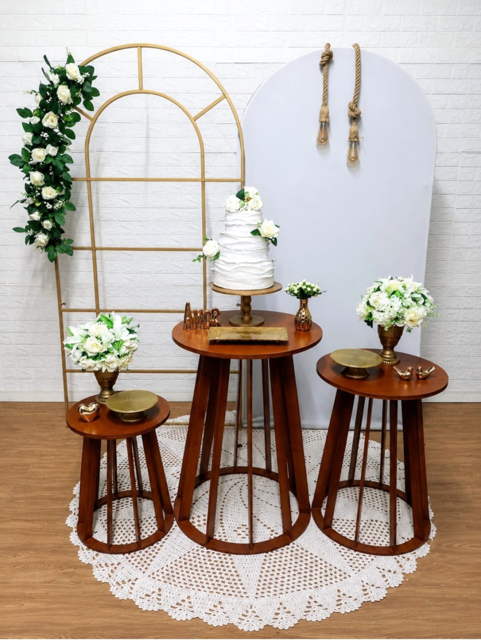 Kit Painel Janela, Painel Romano, Trio de Mesas Ripadas Com Peças de Acrílico 3 - Cassia Decore e Celebre