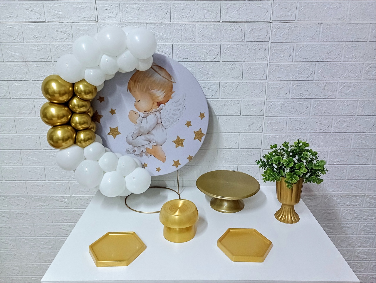 Kit Mini Festa Na Mesa Batizado Com Balões Brancos E Dourados - Cassia Decore e Celebre