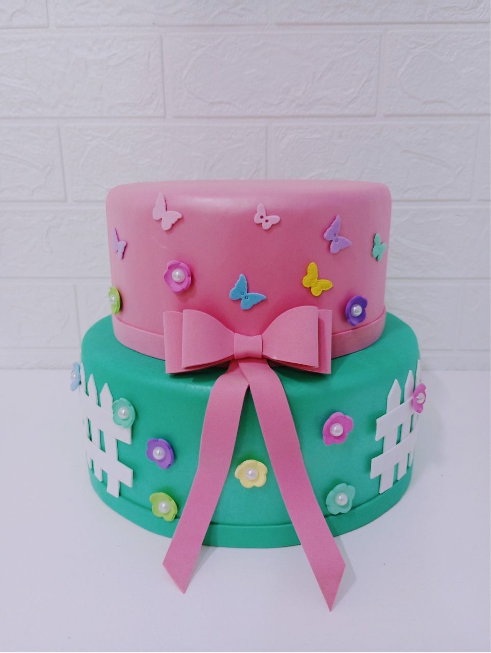 Bolo Fake Borboletas Rosa E Verde 2 Andares - Cassia Decore e Celebre