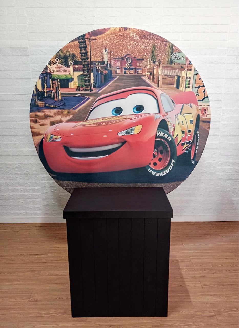 Cômoda Fake Frisada M Preta Mdf + Suporte Painel E Capa Relâmpago Mcqueen Carros 1,50 M  - Cassia Decore e Celebre