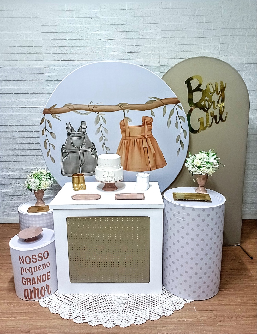 Chá Revelação Roupinhas, Romano E Capas de Cilindros Personalizadas - Kit Promocional C/ Painel Redondo - Cassia Decore e Celebre