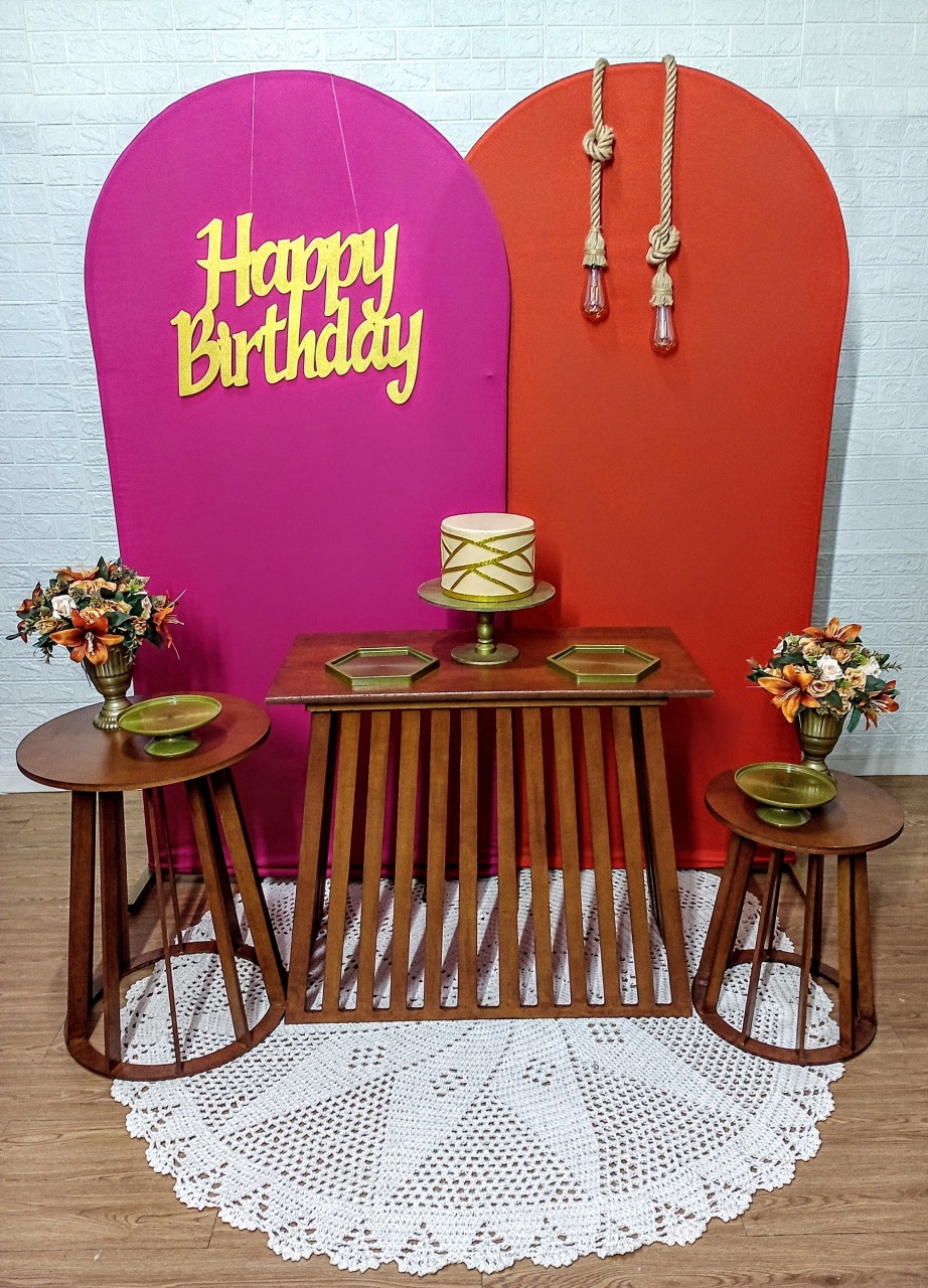 Kit 2 Painéis Romanos E 1 Mesa Ripada Triânguloe 2 Mesas Cônicas  - Cassia Decore e Celebre