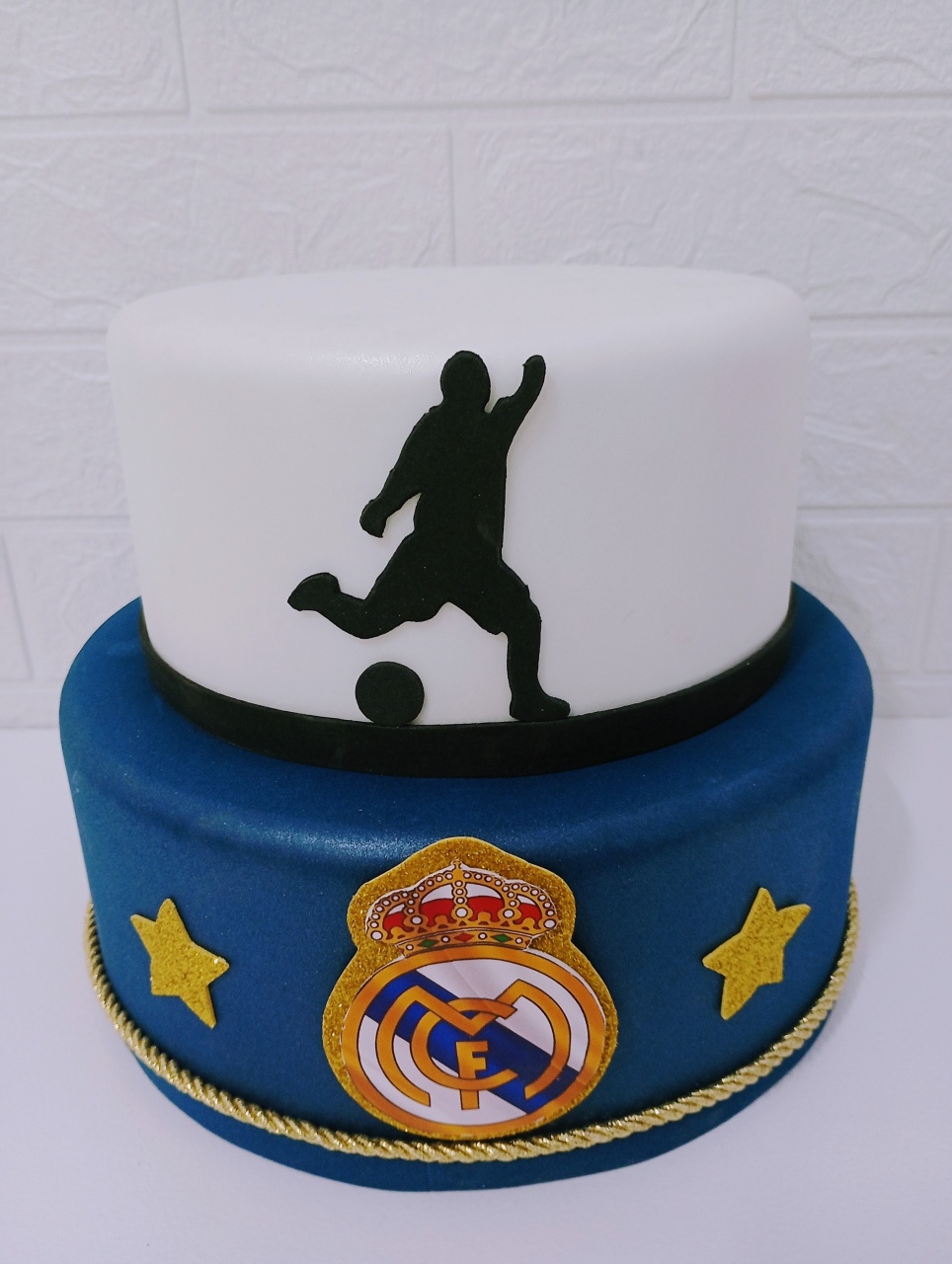 Bolo Fake Real Madrid 02 Andares Tem Um Mês Tem Um Mês - Cassia Decore e Celebre