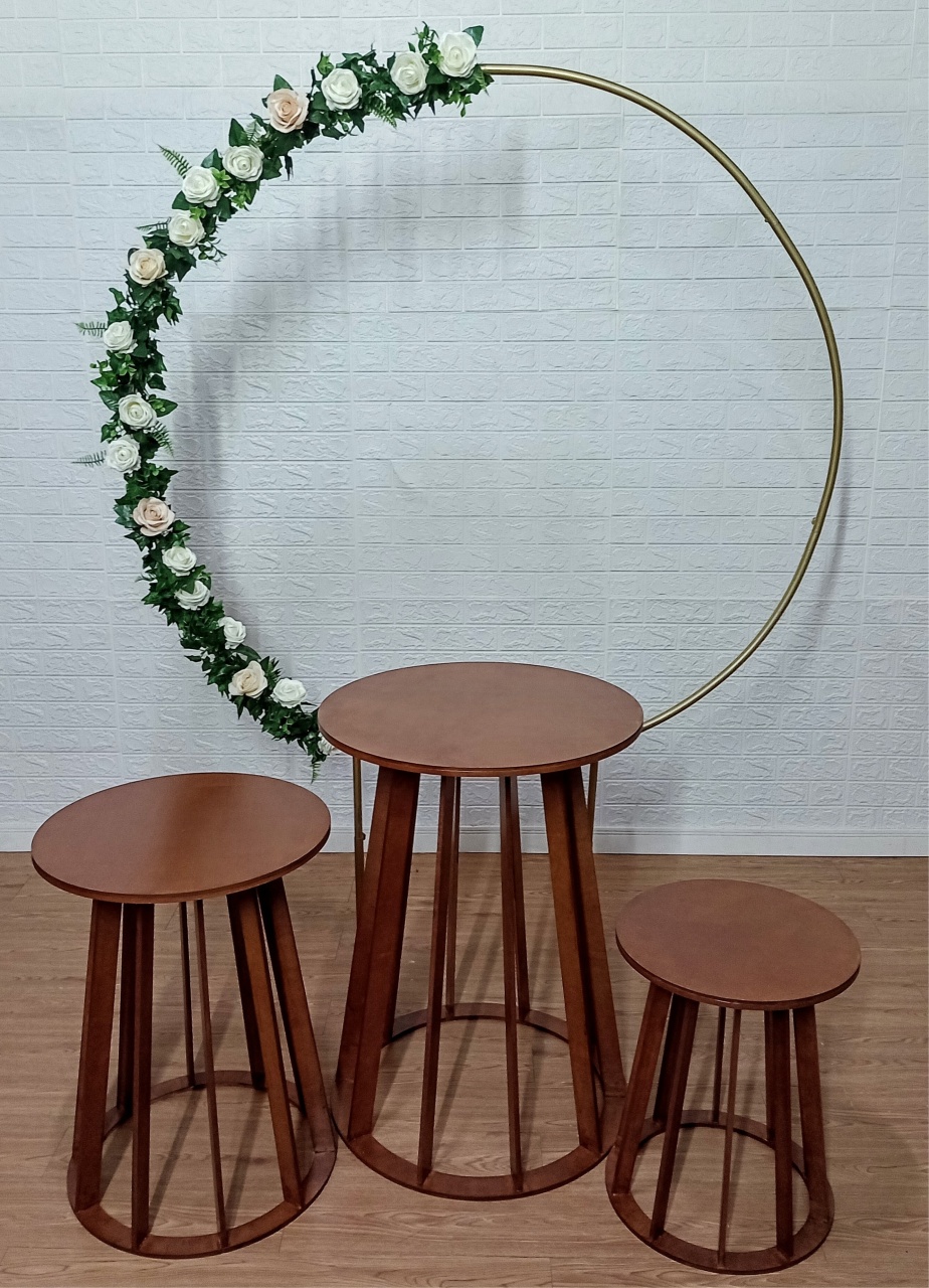 Kit Trio de Mesas Cônicas + Suporte Painel Redondo 1,50 Dourado Vazado Com Flores  - Cassia Decore e Celebre