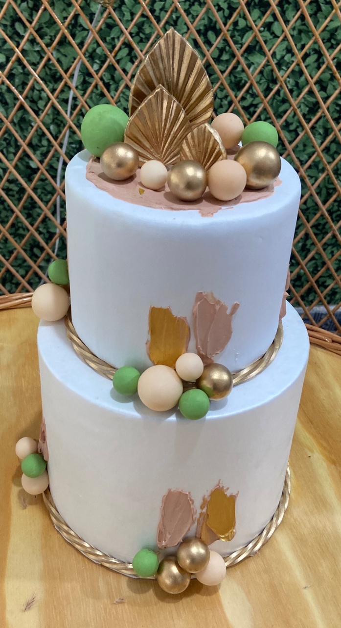 Bolo Fake Verde, Dourado E Bege  - Sua Festa Pegue & Monte