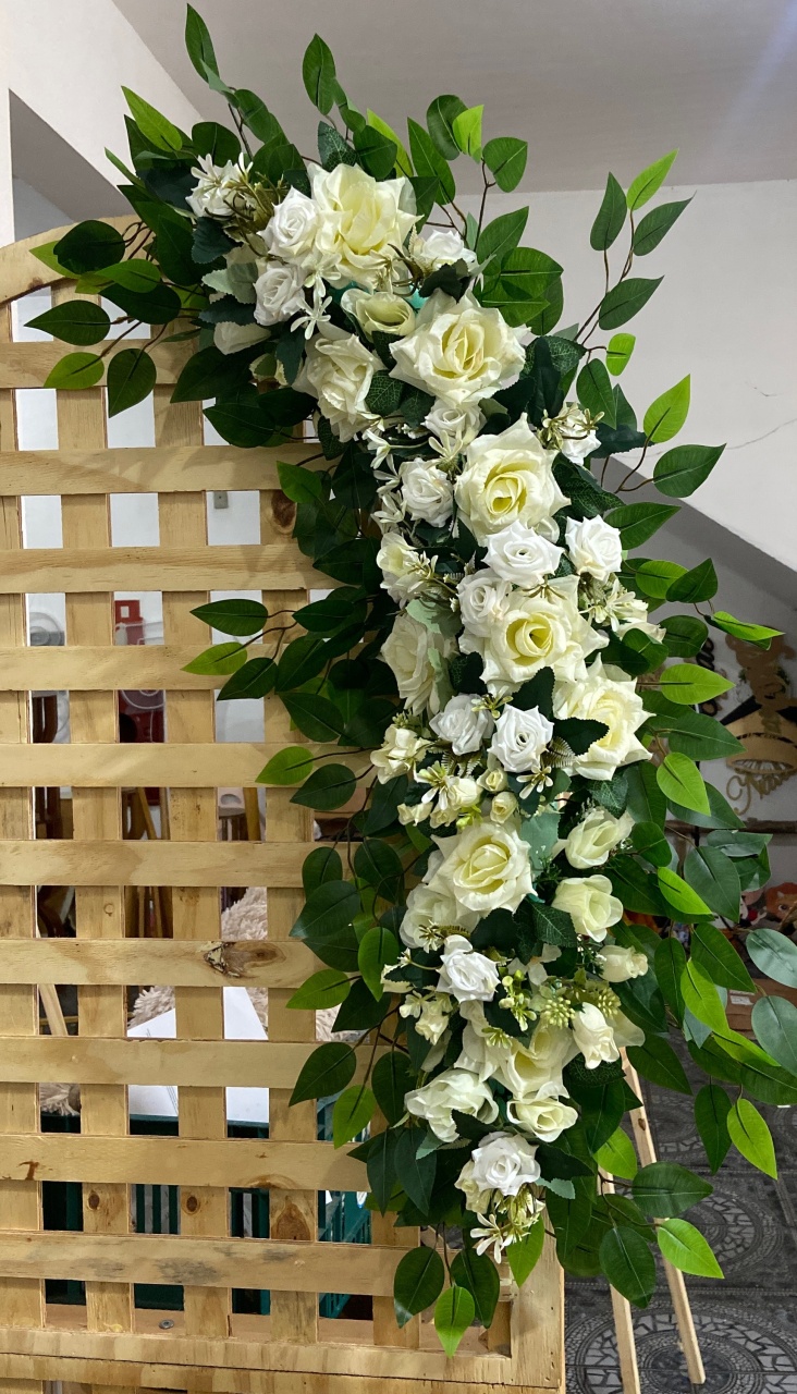 Enfeite Floral Com Rosas Brancas E Galhos G - Sua Festa Pegue & Monte