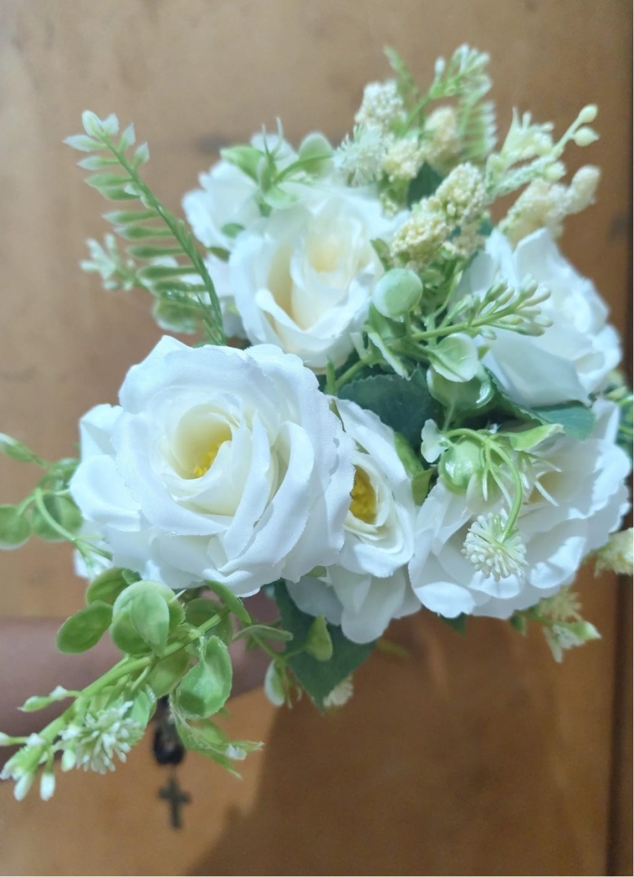 Buquê de Flores Brancas Com Miolo Amarelo M - Sua Festa Pegue & Monte