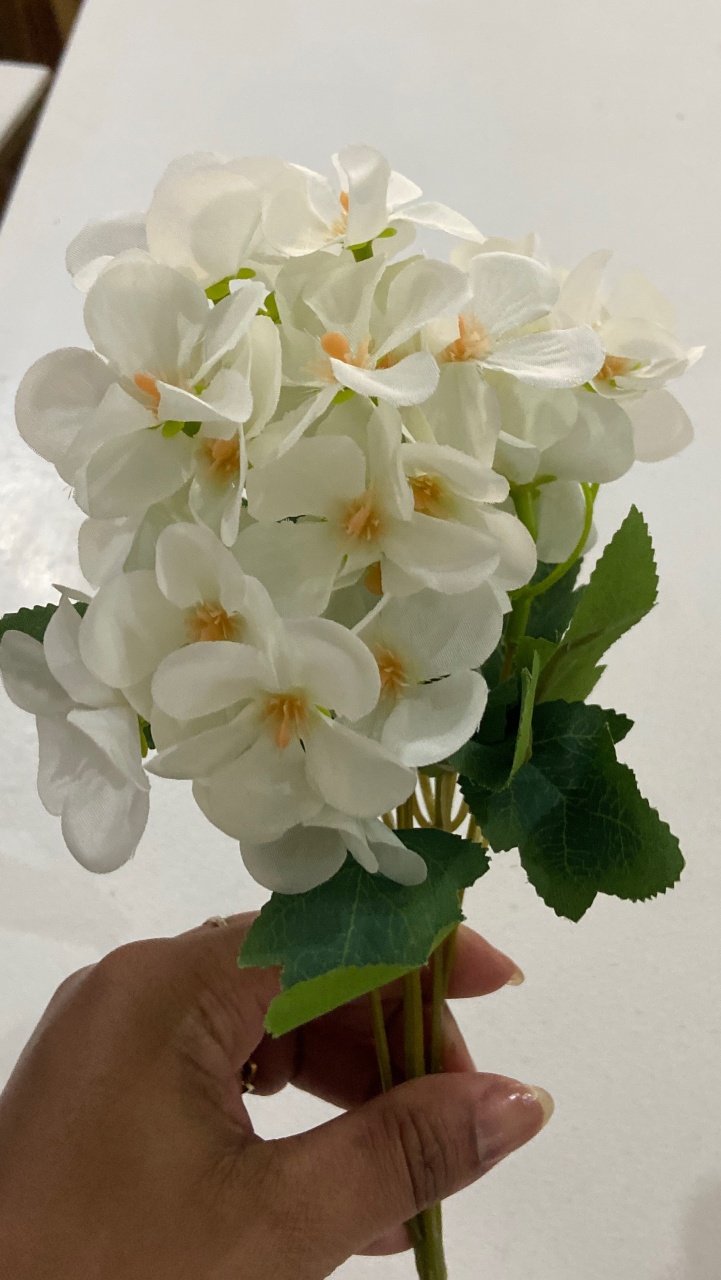 Buquê de Flores Brancas Com Miolo Laranja P   - Sua Festa Pegue & Monte