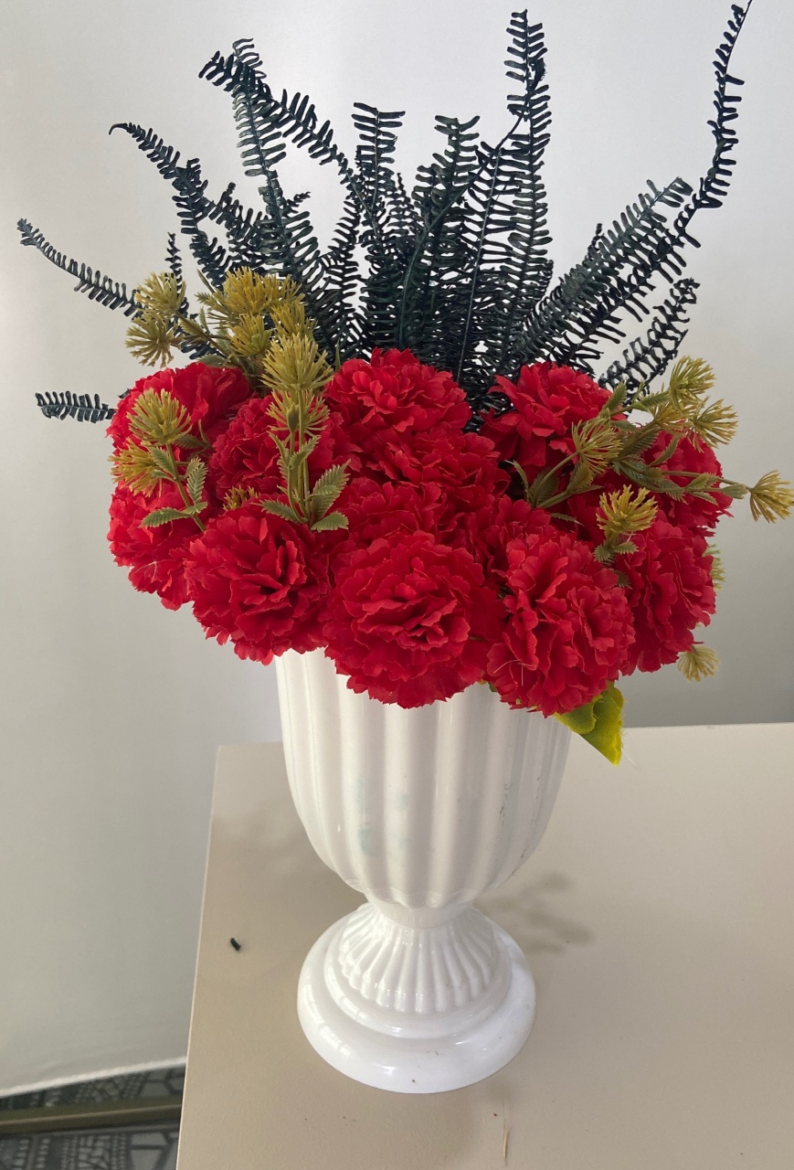 Vaso Romano de Mesa Branco C/ Flores Vermelhas E Ramos G - Sua Festa Pegue & Monte