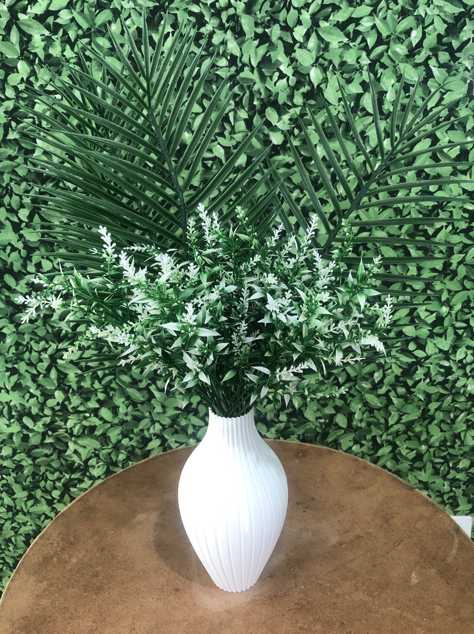 Vaso de Mesa Branco Com Ramos Brancos E Verdes - Sua Festa Pegue & Monte