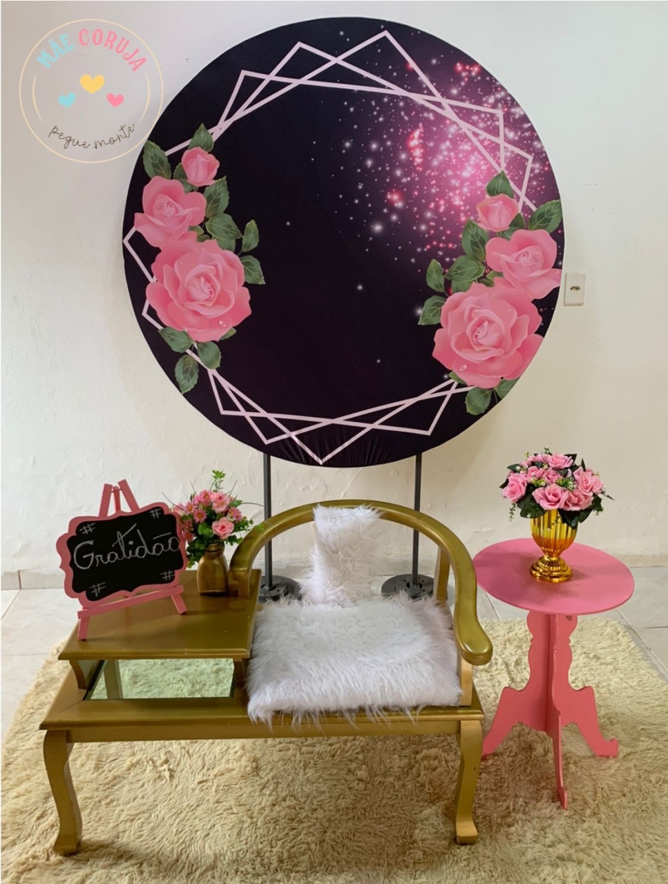 Cenário Floral Rosa / Poltrona Dourada Luxo - Kátia Campos